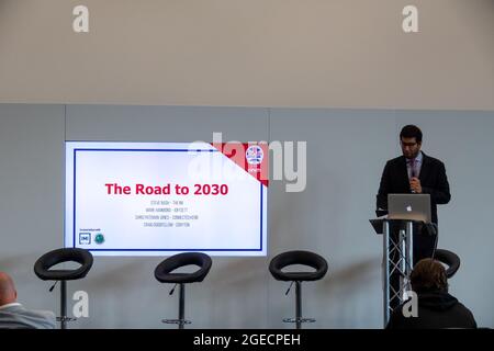 Farnborough, le 19th août 2021.Le député Ranil Jayawardena, ministre du Commerce international, a pris la parole à l'occasion de la Journée nationale de l'industrie automobile. Banque D'Images