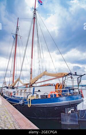 Parking bateau de luxe à proximité de la rue Canal à Kiel, Allemagne Banque D'Images