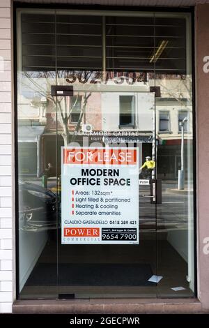 Carlton, Australie, 9 août 2020. Vue sur l'un des nombreux magasins de Lygon Street qui sont disponibles à la location pendant le COVID-19 à Melbourne, en Australie. Little Italy dans Lygon Street continue à s'effondrer où plus de 22 locaux qui étaient autrefois des cafés et des restaurants animés sont vides et à la recherche de nouveaux locataires. Alors que les restrictions de la phase 4 étranglent la ville de Melbourne, les affaires sont en train de tomber comme des mouches et, autrefois, les rues emblématiques comme Lygon restent désertes. Le répit semble peu probable, car 394 nouveaux cas de coronavirus ont été découverts pendant la nuit, ainsi que les 17 décès, le si le plus meurtrier de Victoria Banque D'Images