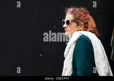 Melbourne, Australie, 12 août 2020. Une femme est vue fumer une cigarette dans le CBD lors de la COVID-19 à Melbourne, en Australie. Victoria a enregistré 21 décès supplémentaires liés à la COVID et 410 nouveaux cas, ce qui marque la journée la plus meurtrière depuis le début de la pandémie. Crédit : Dave Helison/Speed Media/Alamy Live News Banque D'Images