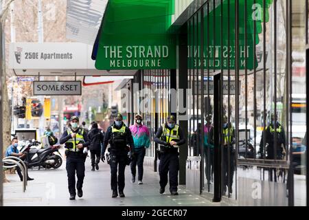 Melbourne, Australie, 12 août 2020. Trois services de protection de la police sont vus patrouiller la ville pendant la COVID-19 à Melbourne, en Australie. Victoria a enregistré 21 décès supplémentaires liés à la COVID et 410 nouveaux cas, ce qui marque la journée la plus meurtrière depuis le début de la pandémie. Crédit : Dave Helison/Speed Media/Alamy Live News Banque D'Images