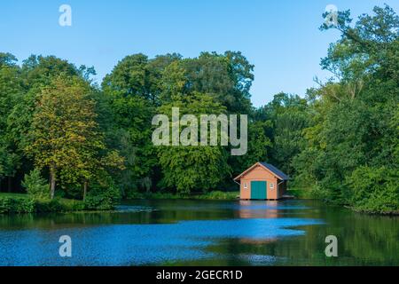 Boathouse sur le lac Emmasee à Bürgerpark Hansestadt Brême ou main City Park Hanseatic ville de Brême, Etat fédéral de Brême, Allemagne du Nord Banque D'Images