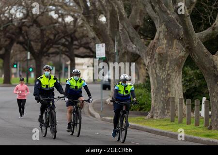 Melbourne, Australie, 14 août 2020. Patrouille de police à vélo le long du fleuve Yarra pendant la COVID-19 à Melbourne, en Australie. Victoria a enregistré 14 décès liés à la COVID, dont un enfant de 20 ans, marquant le plus jeune à mourir du coronavirus en Australie, et 372 nouveaux cas supplémentaires en une nuit. (Photo de Dave Hewitt/Speed Media) crédit : Dave Hewitt/Speed Media/Alamy Live News Banque D'Images