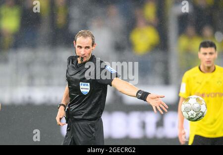 Dortmund, Allemagne. 2021 août 3. Arbitre Sascha STEGEMANN, refereball, Soccer Supercup final, Borussia Dortmund (DO) - FC Bayern Munich (M) 1: 08, le 17/2021/ à Dortmund/Allemagne. #DFL règlements interdisent toute utilisation de photographies comme séquences d'images et/ou quasi-vidéo # crédit: dpa/Alay Live News Banque D'Images