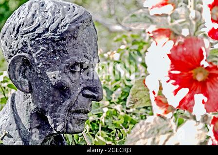 Buste de Leonard Woolf dans le jardin de Monk's House ; Büste von Leonard Woolf im Garten von Monk's House Banque D'Images