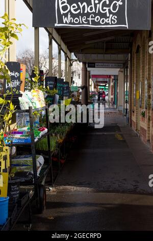 Bendigo, Australie, 21 août 2020. Les magasins d'alimentation sont autorisés à faire du commerce en vertu des restrictions des étapes 3 et 4 puisqu'ils sont considérés comme un service essentiel. Vue sur Bendigo Whole Foods avec une rue commerçante vide comme toile de fond pendant la COVID-19 à Bendigo, en Australie. Bien que le Conseil du Grand Bendigo n'ait eu que 27 cas de coronavirus actifs et qu'il soit en baisse, la ville est en train de faire face aux restrictions de l'étape 3, où les affaires sont en cours de fermeture, les préoccupations croissantes quant à la santé mentale et l'obligation de porter des masques faciaux, dans de nombreux cas lorsque les rues sont entièrement vides. Victoria a enregistré 179 nouveaux cas Banque D'Images