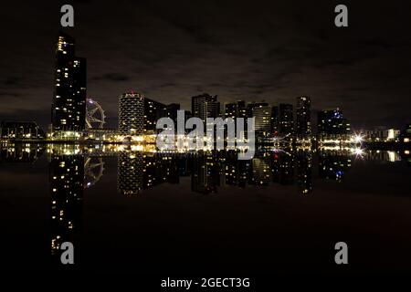 Melbourne, Australie, 26 août 2020. Melbourne sous le couvre-feu, une ville dépourvue de vie. Une vue Docklands notant le manque de lumières de la ville. Crédit : Dave Helison/Speed Media/Alamy Live News Banque D'Images