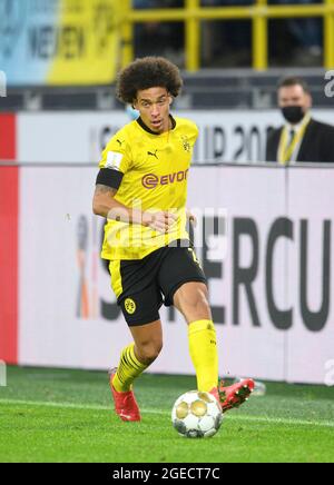 Dortmund, Allemagne. 18 août 2021. Axel WITSEL (DO) action, finale de la coupe de football, Borussia Dortmund (DO) - FC Bayern Munich (M) 1: 3, le 08/17/2021 à Dortmund/Allemagne. #DFL règlements interdisent toute utilisation de photographies comme séquences d'images et/ou quasi-vidéo # crédit: dpa/Alay Live News Banque D'Images