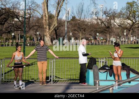 Melbourne, Australie, 29 août 2020. Bien qu'il y ait des restrictions strick Stage 4 en place et que l'utilisation des parcs de skate soit interdite, les patineurs ignorent la loi et choisissent de ne pas porter de masques faciaux. Le printemps est arrivé alors que les Melbourniens déclarent « la crise » alors qu'ils s'aventurent en grand nombre hors de leur maison pour profiter du soleil, malgré le premier ministre Daniel Andrews leur demandant de rester à l'intérieur pendant le COVID-19 à Melbourne, en Australie. Le premier ministre Daniel Andrews aurait conclu un accord avec les députés de l'interbanc, autorisant ses plans controversés de prolongation de l'état d'urgence pour une période supplémentaire de 12 mois. Ce co Banque D'Images