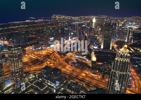 Vue aérienne de la ville de Dubaï la nuit. Banque D'Images