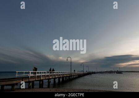 Melbourne, Australie, 8 septembre 2020. Le soleil se couche sur Lagoon Pier tandis que les habitants de la région profitent de la fin d'une chaude journée de printemps pendant la COVID-19 à Melbourne, en Australie. Les Melbourniens apprécient le soleil tandis que l'État de Victoria plonge plus profondément dans la récession avec une dépression qui semble plus probable, la confiance dans le gouvernement Andrews faiblit avec la publication de leur carte routière des restrictions les plus draconiennes et les plus durables au monde. La communauté médicale s'est heurtée contre le premier ministre Daniel Andrews, suggérant que son approche de la vision tunnel cause plus de dommages que la maladie. Victoria en a enregistré un autre 41 Banque D'Images