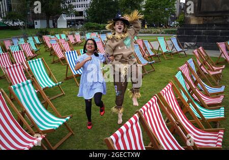 Aditi Jehangir comme Dorothy et Ewan Shand comme Scarecrow représentant le magicien d'Oz un des films populaires alignés pour le Festival du film de cette année dans la ville en marchant entre les chaises longues dans une zone d'observation extérieure de la place St Andrew, dans le cadre du Festival international du film d'Édimbourg. Date de la photo: Jeudi 19 août 2021. Banque D'Images