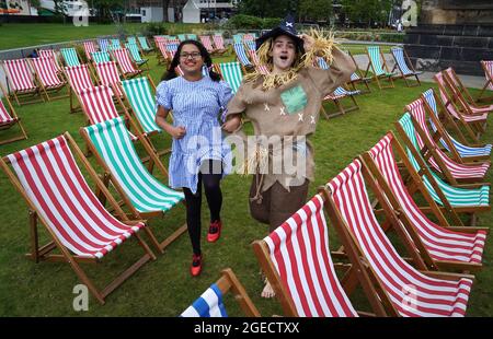 Aditi Jehangir comme Dorothy et Ewan Shand comme Scarecrow représentant le magicien d'Oz un des films populaires alignés pour le Festival du film de cette année dans la ville en marchant entre les chaises longues dans une zone d'observation extérieure de la place St Andrew, dans le cadre du Festival international du film d'Édimbourg. Date de la photo: Jeudi 19 août 2021. Banque D'Images