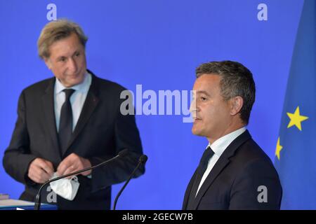 (De gauche à droite) Patrick de Carolus, maire d'Arles, écoute Gerald Darmanin, ministre de l'intérieur, s'exprime sur la sécurité lors de la conférence de presse.afin de renforcer la lutte contre la délinquance et le trafic de drogue, le gouvernement a signé des "contrats de sécurité intégrés" avec les villes. Ces contrats comprennent des ressources supplémentaires fournies par l'État en termes de personnel et d'équipement en échange d'un investissement accru dans la sécurité publique par les villes. Banque D'Images