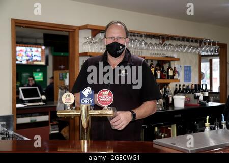 Ballarat, Australie, 17 septembre 2020. Jason Yean, le public de l'hôtel Park à Ballarat, sert les clients à son hôtel régional, car le Victoria régional facilite les restrictions jusqu'à la troisième étape et permet la réouverture des lieux. Crédit : Dave Helison/Speed Media/Alamy Live News Banque D'Images