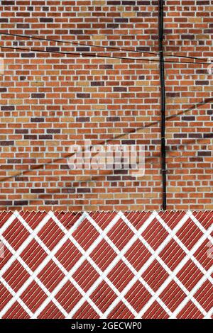 Une photo abstraite de formes, de couleurs, d'une clôture, d'un mur et de fils à Queens, New York. Banque D'Images