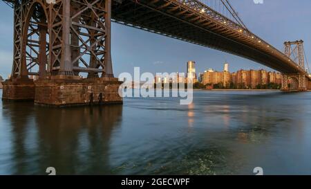 John V. Lindsay East River Park, l'un des meilleurs endroits de New York pour jouer, se trouve le long du front de mer du Lower East Side de Manhattan Banque D'Images