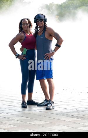 Un couple très musclé pose pour une photo à la fontaine des Foires dans un parc à Queens, New York. Banque D'Images