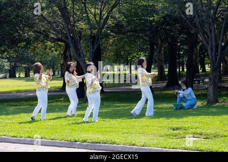 Un groupe de danse en uniformes assortis est filmé à Flushing Meadows Corona Park à Queens, New York. Banque D'Images