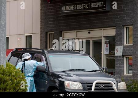 Melbourne, Australie, 6 octobre 2020. Une infirmière est vue tester un patient sur le site mobile de test de l'hôpital Kilmore, où les résidents ont été invités à se faire tester immédiatement au cours de la COVID-19 à Kilmore, en Australie. Une épidémie qui a commencé à Chadstone à Melbourne s'est propagée jusqu'à Benalla. Vingt-huit personnes liées à l'éclosion ont maintenant été testées positives pour la COVID-19. Il y a maintenant deux cas confirmés à Kilmore liés à un résident de Melbourne qui a transporté le virus dans la ville. La personne a visité le Odd Fellows Cafe à Kilmore, ce qui lui a conduit à transmettre le virus à un membre du personnel Banque D'Images