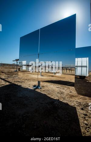 Réflecteurs solaires faisant partie d'une centrale solaire, ces réflecteurs concentrent l'énergie solaire pour produire de l'électricité Banque D'Images