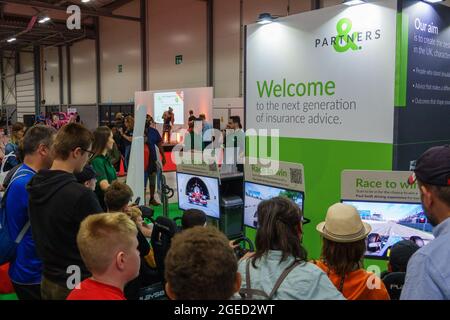 Farnborough, le 19th août 2021.Les enfants apprécient les activités familiales du British Motor Show.Le British Motor Show ouvre pour une exposition de trois jours sur les sports mécaniques, les voitures classiques, les voitures électriques et les supervoitures au Farnborough International Exhibition and Conference Centre. Banque D'Images