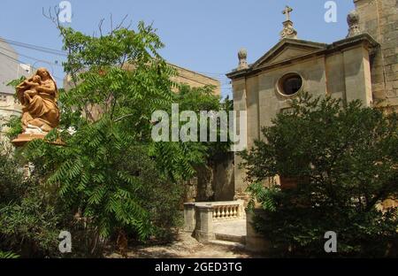 BIRZEBBUGA, MALTE - 08 août 2012 : une chapelle notre-Dame de l'aide des chrétiens, une chapelle catholique romaine de style dorique du XIXe siècle dans le village de bord de mer de Bi Banque D'Images