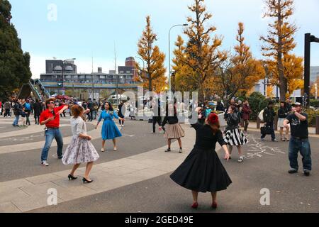 TOKYO, JAPON - 4 DÉCEMBRE 2016 : les fans de rockabilly visitent le parc Yoyogi à Tokyo. Les amateurs de culture rockabilly se rencontrent généralement le dimanche dans le parc Yoyogi. Banque D'Images