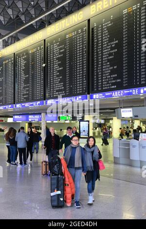 FRANCFORT, ALLEMAGNE - 6 DÉCEMBRE 2016 : les passagers visitent le terminal 1 de l'aéroport international de Francfort en Allemagne. C'est l'aéroport le plus achalandé de Ger Banque D'Images