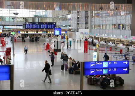 FRANCFORT, ALLEMAGNE - 6 DÉCEMBRE 2016 : les passagers visitent le terminal 2 de l'aéroport international de Francfort en Allemagne. C'est l'aéroport le plus achalandé de Ger Banque D'Images