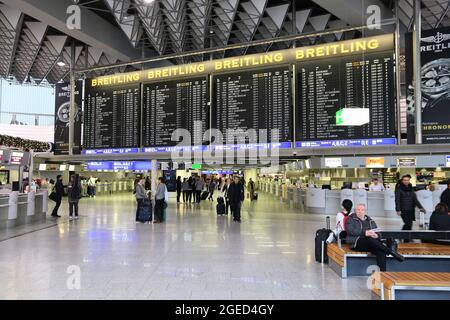 FRANCFORT, ALLEMAGNE - 6 DÉCEMBRE 2016 : les passagers visitent le terminal 1 de l'aéroport international de Francfort en Allemagne. C'est l'aéroport le plus achalandé de Ger Banque D'Images