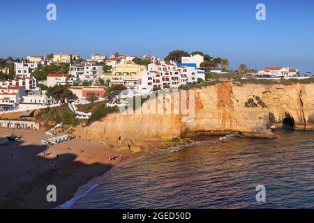 Carvoeiro ville au sommet de la falaise au Portugal - région de l'Algarve. Banque D'Images