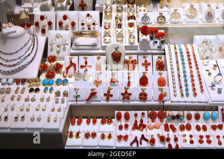 Bijoux de corail en Croatie. Vitrine de la bijouterie à Dubrovnik, Croatie. Corail Adriatique. Banque D'Images