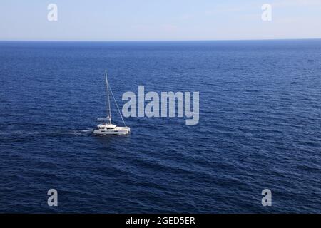 Voile en Croatie. Catamaran dans la mer ouverte au large de la côte de Dalmatie. Catamaran de la mer Adriatique. Banque D'Images