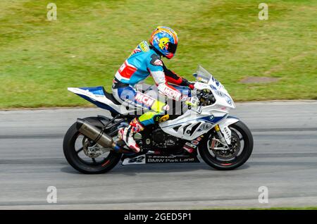 BMW HP4 / S1000RR moto course en haut de la piste de montée de colline à l'événement de course automobile du Goodwood Festival of Speed 2014. Banque D'Images