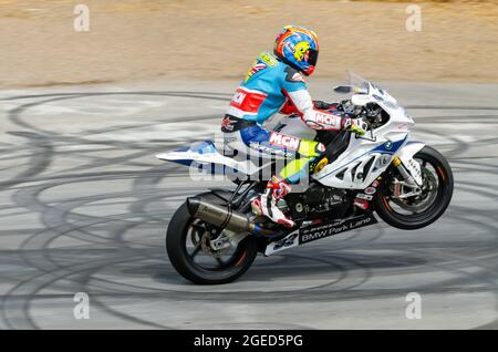 BMW HP4 / S1000RR moto course en haut de la piste de montée de colline à l'événement de course automobile du Goodwood Festival of Speed 2014. Banque D'Images