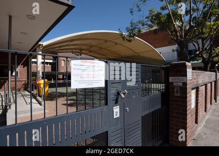 Parramatta, Australie, 17 août 2020. Une vue générale de notre Dame de Mercy College à Parramatta qui a été fermée en raison de six étudiants qui ont été testés positifs au coronavirus. La Nouvelle-Galles du Sud a enregistré sept nouveaux cas de COVID-19 au cours des dernières 24 heures, dont six cas d'acquisition locale et un cas de quarantaine à l'hôtel. Crédit : Steven Markham/Speed Media/Alay Live News Banque D'Images