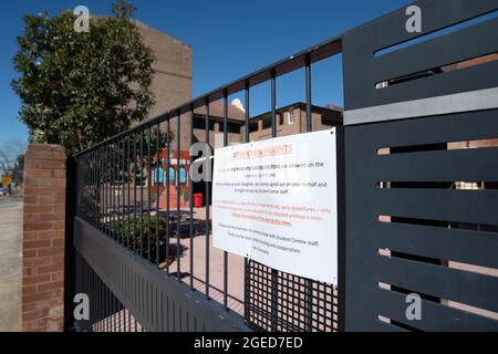 Parramatta, Australie, 17 août 2020. Une vue générale de notre Dame de Mercy College à Parramatta qui a été fermée en raison de six étudiants qui ont été testés positifs au coronavirus. La Nouvelle-Galles du Sud a enregistré sept nouveaux cas de COVID-19 au cours des dernières 24 heures, dont six cas d'acquisition locale et un cas de quarantaine à l'hôtel. Crédit : Steven Markham/Speed Media/Alay Live News Banque D'Images