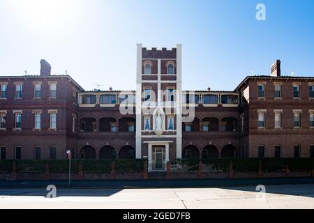 Parramatta, Australie, 17 août 2020. Une vue générale de notre Dame de Mercy College à Parramatta qui a été fermée en raison de six étudiants qui ont été testés positifs au coronavirus. La Nouvelle-Galles du Sud a enregistré sept nouveaux cas de COVID-19 au cours des dernières 24 heures, dont six cas d'acquisition locale et un cas de quarantaine à l'hôtel. Crédit : Steven Markham/Speed Media/Alay Live News Banque D'Images