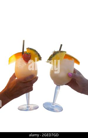 toast avec deux cocktails d'été décorés de fruits isolés Banque D'Images