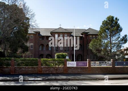 Parramatta, Australie, 17 août 2020. Une vue générale de notre Dame de Mercy College à Parramatta qui a été fermée en raison de six étudiants qui ont été testés positifs au coronavirus. La Nouvelle-Galles du Sud a enregistré sept nouveaux cas de COVID-19 au cours des dernières 24 heures, dont six cas d'acquisition locale et un cas de quarantaine à l'hôtel. Crédit : Steven Markham/Speed Media/Alay Live News Banque D'Images