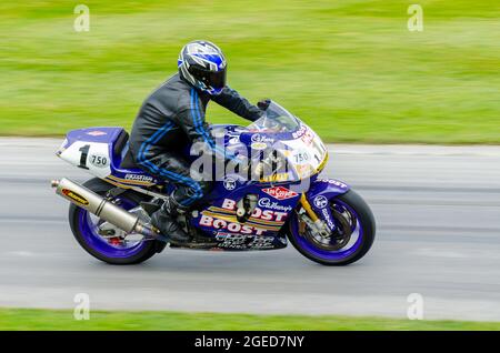 La moto Superbike Yamaha YZF750 Cadbury Boost 1996 de Niall MacKenzie, qui monte sur la piste d'ascension de la colline lors de l'événement 2014 du Goodwood Festival of Speed Banque D'Images