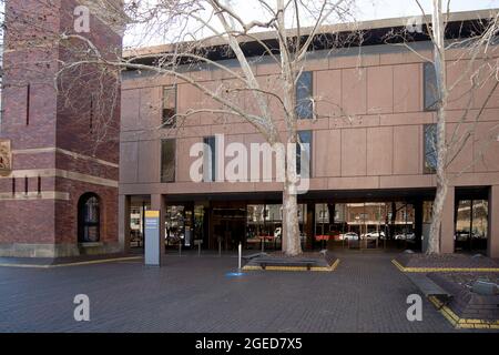 Parramatta, Australie, 17 août 2020. Un point de vue général de Parramatta local court, où un entrepreneur qui a travaillé les 11 et 12 août a été testé positif au coronavirus. La Nouvelle-Galles du Sud a enregistré sept nouveaux cas de COVID-19 au cours des dernières 24 heures, dont six cas d'acquisition locale et un cas de quarantaine à l'hôtel. Crédit : Steven Markham/Speed Media/Alay Live News Banque D'Images