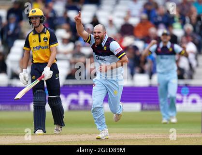 Ben Raine, de Durham, célèbre le cricket de Steven Reingold, de Glamourgan, lors de la finale de la coupe d'une journée du Royal London, à Trent Bridge, à Nottingham. Date de la photo: Jeudi 19 août 2021. Voir PA Story CRICKET final. Le crédit photo devrait être le suivant : Zac Goodwin/PA Wire. RESTRICTIONS : aucune utilisation commerciale sans le consentement écrit préalable de la BCE. Utilisation d'images fixes uniquement. Aucune image mobile à émuler. Usage éditorial uniquement. Pas de suppression ou d'obscurcissement des logos du sponsor. Banque D'Images