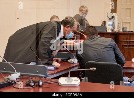 19 août 2021, Hambourg: L'accusé de tentative de meurtre (r) parle à son avocat Rasul Özpek (l) avant le début du procès dans la salle d'audience. Le défendeur, âgé de 32 ans, aurait tenté de pénétrer dans des abris de jardin le 27.1.2021. Quand une femme officier civil a pris conscience de lui, il aurait frappé sa tête avec un fer à angle lourd. Lorsque la collègue de l'officier civil s'est jointe à elle, l'agresseur aurait laissé aller d'elle et lui aurait frappé de coups de poing. L'homme de 32 ans est accusé de deux chefs d'accusation de tentative de meurtre, de tentative de vol dans un cas particulièrement grave, de lésions corporelles dangereuses et de voies de fait Banque D'Images