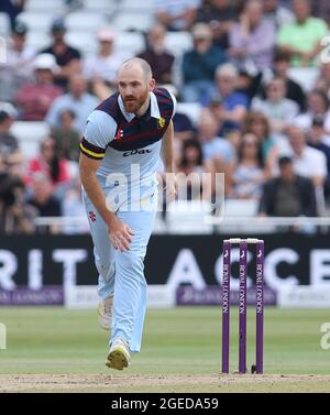 NOTTINGHAM, ROYAUME-UNI. 19 AOÛT Ben Raine de Durham Bowls lors du match de la Royal London One Day Cup entre le Club de cricket du comté de Glamorgan et le Durham County Cricket Club à Trent Bridge, Nottingham, le jeudi 19 août 2021. (Crédit : will Matthews | MI News) crédit : MI News & Sport /Alay Live News Banque D'Images