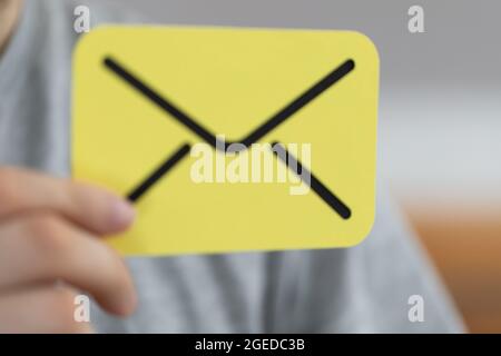 Illustration numérique de l'e-mail dans la main du mâle Banque D'Images