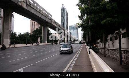 Elephant's Head Bridge aka Chaloem la 56 Bridge aka Hua Chang Bridge route Phayathai Bangkok Thaïlande avec BTS Skytrain Trestles Banque D'Images