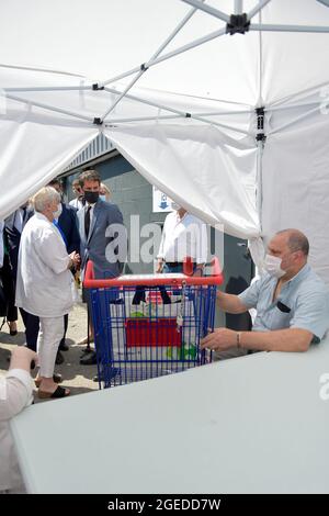 Gabriel Attal (porte-parole du gouvernement) s'entretient avec une infirmière en charge du test de réaction en chaîne par polymérase (PCR) pour le covid-19 à l'entrée d'une zone commerciale. Le passe sanitaire pour les magasins et les restaurants est mis en œuvre progressivement depuis le début du mois d'août. L'objectif du gouvernement est d'avoir au moins 50 millions de personnes qui recevront leur première injection de vaccin Covid-19 d'ici la fin du mois d'août. Les fonctionnaires augmentent leurs visites dans les établissements de santé pour s'assurer que les règles sont appliquées et pour éclairer les professions touchées par les nouvelles exigences de vaccination Banque D'Images