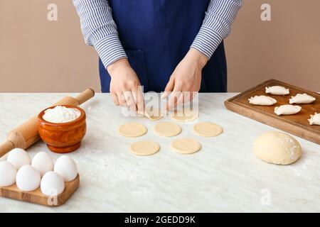 Femme préparant des boulettes savoureuses sur une table dans la cuisine, en gros plan Banque D'Images